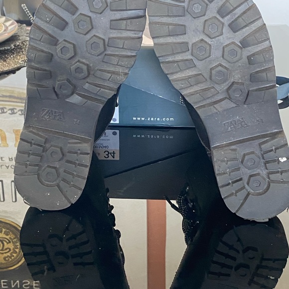 Zara unisex boots Insulated inside to keep your kid feet worm - Picture 5 of 7